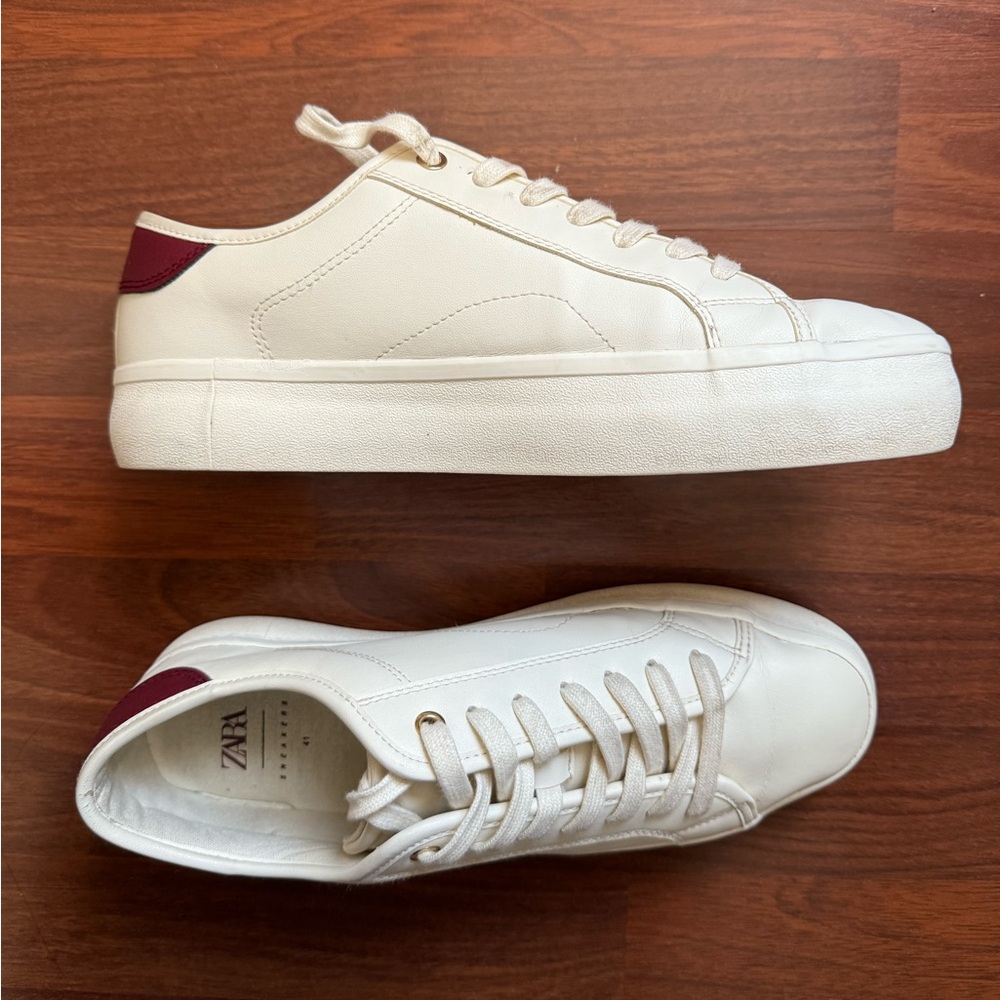 Women’s white sneaker